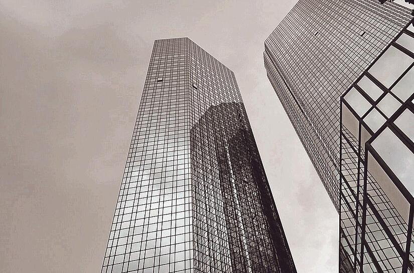 Den Frankfurter Finanzmärkten könnten turbulente Zeiten drohen. Der Hype um die Tech-Giganten und KI erinnert an frühere geplatzte Blasen.