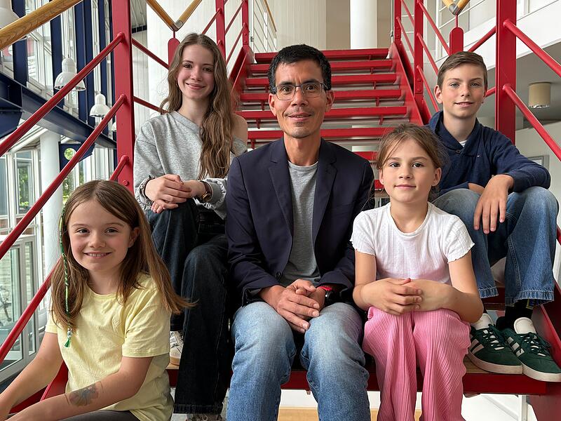 Sprechen dar&uuml;ber, wie spannend Wissenschaft sein kann (v.l.): Amelie, Morgan, Professor Rene Koenigs, Mathilda und Leo.