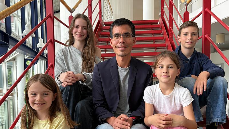 Sprechen dar&uuml;ber, wie spannend Wissenschaft sein kann (v.l.): Amelie, Morgan, Professor Rene Koenigs, Mathilda und Leo.