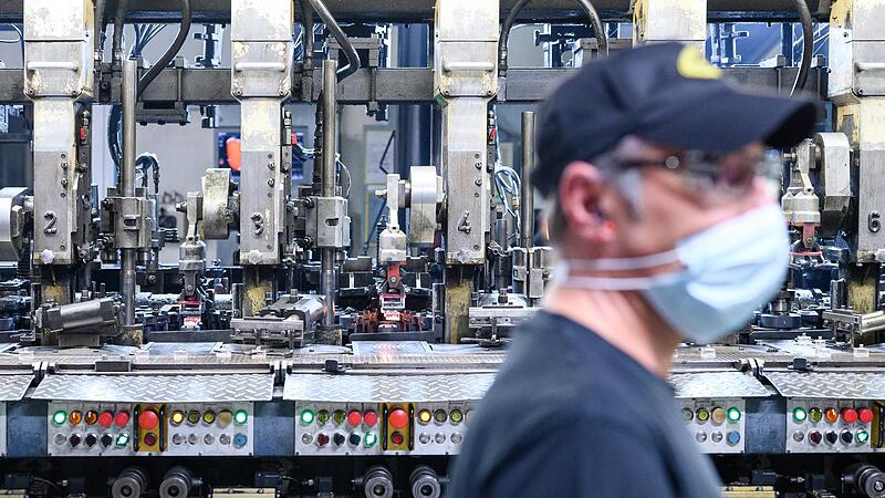 Die Glasindustrie &ndash; wie im Bild die Produktion bei Heinz-Glas in Kleintettau &ndash; ist von den Energiepreissteigerungen besonders betroffen. K&ouml;nnen Preisdeckelungen der Branche, aber auch anderen Betrieben und den Privathaushalten im Kreis Kronach wir...