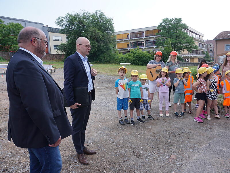 Oberb&uuml;rgermeister Dirk Vogel begr&uuml;&szlig;t die Kindergartenkinder zum Spatenstich f&uuml;r die neue Kindertagesst&auml;tte.