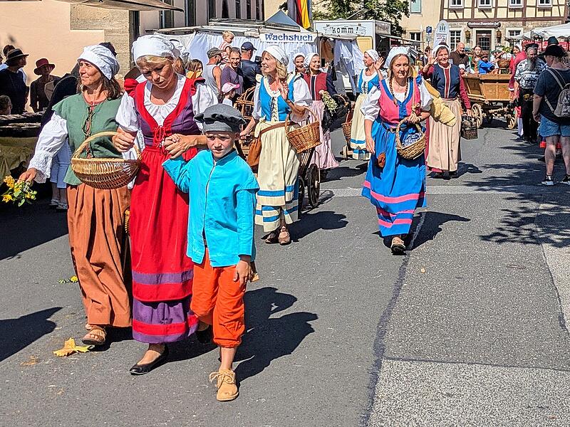 Bunte Eindr&uuml;cke vom Stra&szlig;enumzug der M&uuml;nnerst&auml;dter Heimatspiel-Teilnehmer.