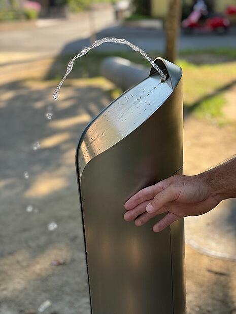Große Freude über die Möglichkeit der kostenlosen Erfrischung im Schlossgarten (von links): Bernd Reinl, Karl-Heinz Hertlein, Dieter Goebel und Oswald Jordan.
