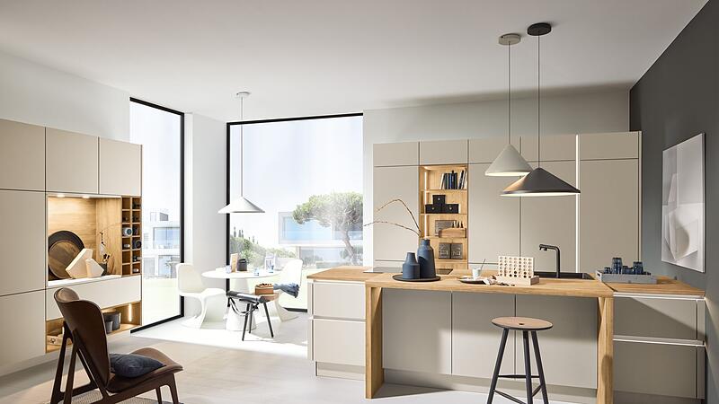 Küche in warmen, hellen Farben mit Eichendekor Küche in warmen, hellen Farben mit Eichendekor