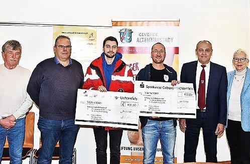 Unser Bild zeigt die beiden Spendenempf&auml;nger (Bildmitte), den Leiter der Wasserwachtortsgruppe von Altenkunstadt, Bastian Gro&szlig;, und den Vorsitzenden des Turnvereins Altenkunstadt, Stefan Deuerling, mit den Stiftungsratsmitgliedern Karl Welsch (l.)...