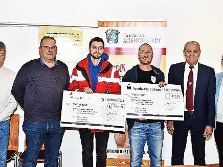 Unser Bild zeigt die beiden Spendenempf&auml;nger (Bildmitte), den Leiter der Wasserwachtortsgruppe von Altenkunstadt, Bastian Gro&szlig;, und den Vorsitzenden des Turnvereins Altenkunstadt, Stefan Deuerling, mit den Stiftungsratsmitgliedern Karl Welsch (l.)...