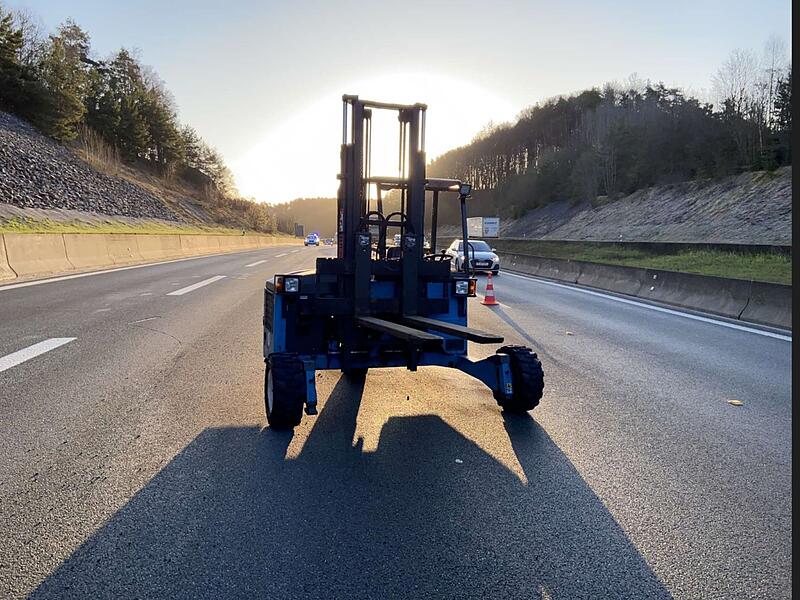 Lastwagen verliert Gabelstapler auf Autobahn