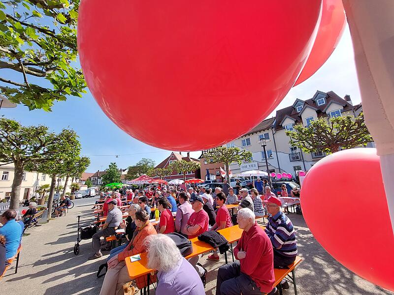 Zahlreiche Menschen versammelten sich auf dem Forchheimer Marktplatz.