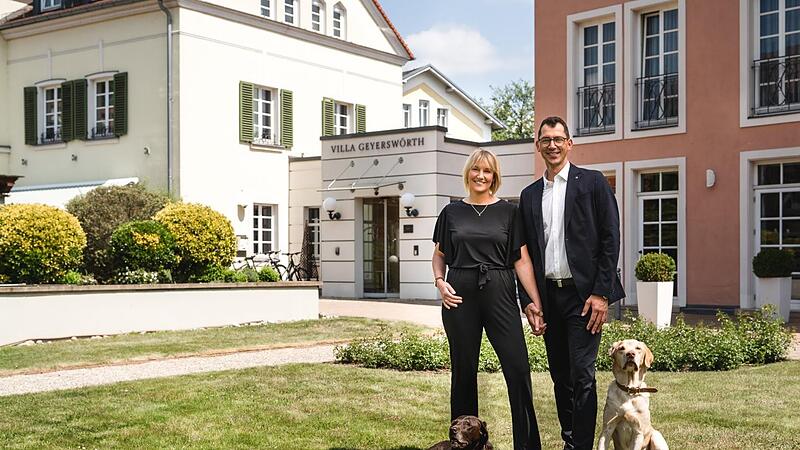 Franziska und Martin Geyer mit ihren Hunden und viel frischem Wind vor der Villa Geyersw&ouml;rth.