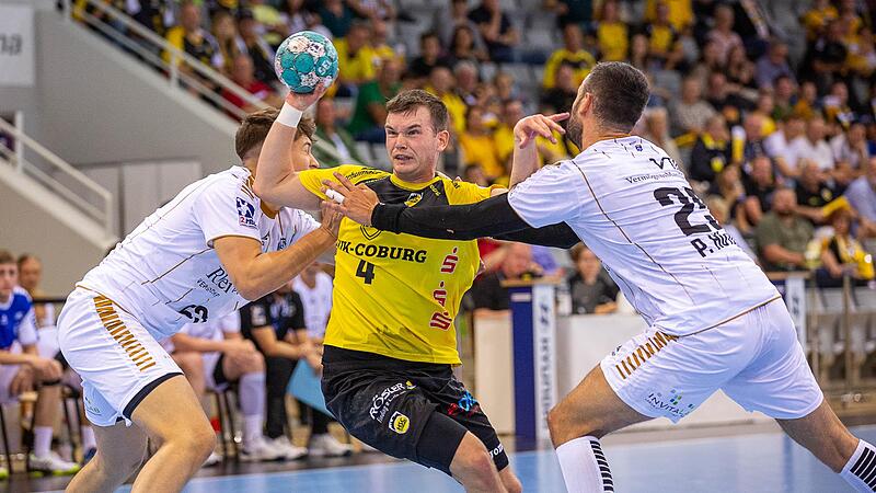 Ab durch die Mitte: Coburgs Spielmacher Tumi Steinn Runarsson setzte sich gleich gegen zwei Dormagener durch. Ab durch die Mitte: Coburgs Spielmacher Tumi Steinn Runarsson setzte sich gleich gegen zwei Dormagener durch.