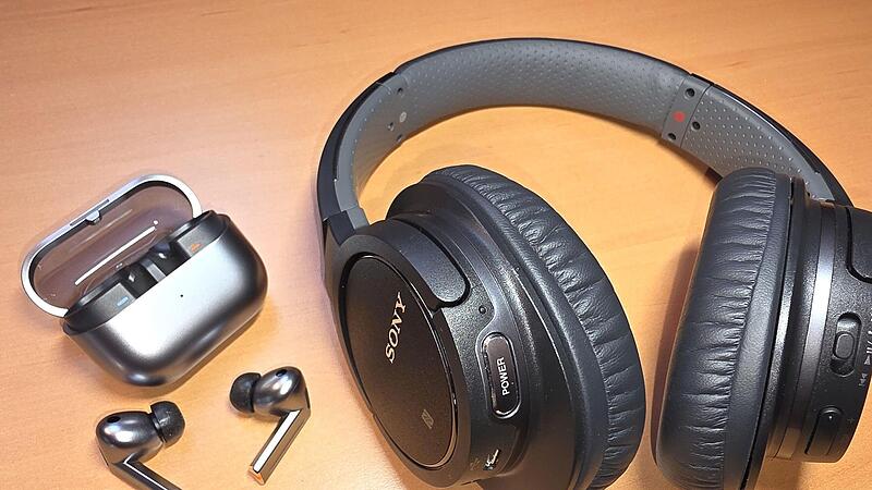 In-Ear-Kopfh&ouml;rer (links) sind besonders transportabel und kommen oft mit einer Ladeschale, die ebenfalls einen Akku mitbringt, um die Ohrst&ouml;psel aufzuladen. B&uuml;gelkopfh&ouml;rer machen aber auch oft f&uuml;r unterwegs Sinn.