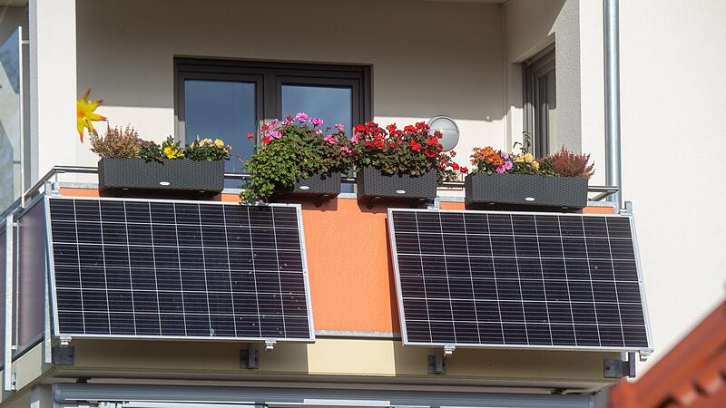 Solarmodule f&uuml;r ein Balkonkraftwerk h&auml;ngen an einem Balkon