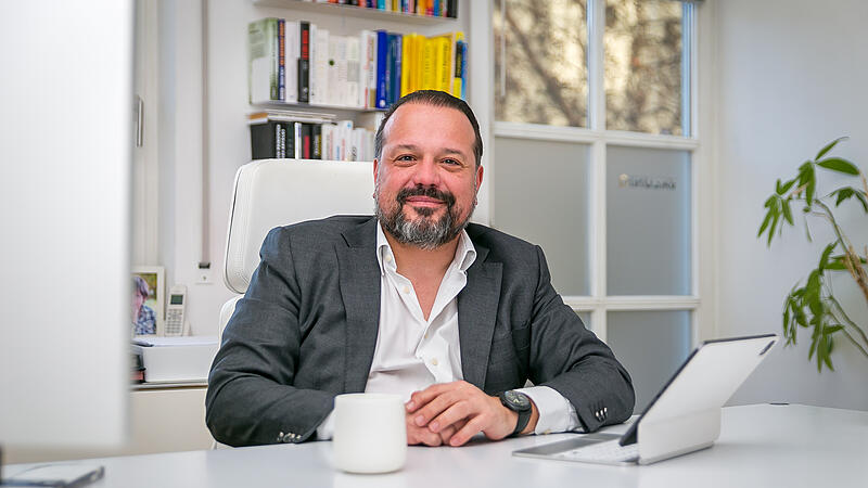 Tino Reichardt (FDP) kandidiert f&uuml;r das Amt des Forchheimer Oberb&uuml;rgermeisters. Wie der 47-J&auml;hrige das schaffen will, zeigt der aktuelle Teil unserer Portr&auml;treihe &bdquo;Kandidaten an ihren Schreibtischen&ldquo;.