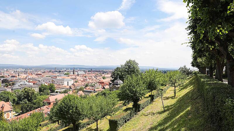 Klostergarten Terrassengarten mit Delphinbrunnen im Klostergarten am Michelsberg in Bamberg.