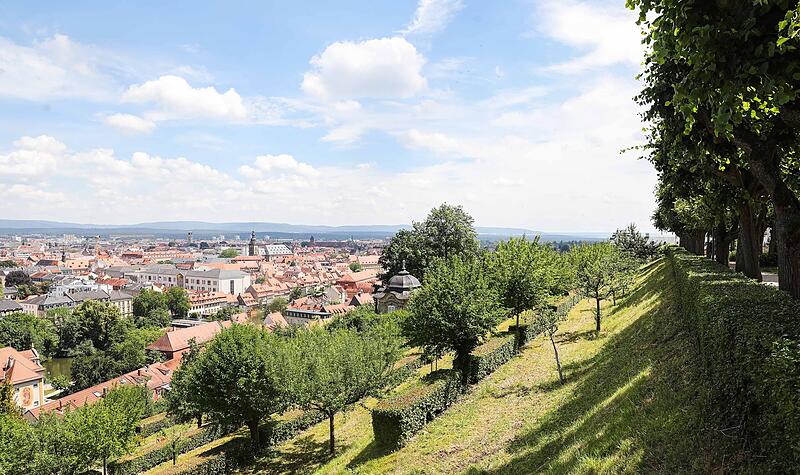 Klostergarten Terrassengarten mit Delphinbrunnen im Klostergarten am Michelsberg in Bamberg.