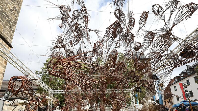 Beim Korbmarkt 2022 haben diese geflochtenen Fische Blicke auf sich gezogen. Sie sollen &uuml;brigens im Hallenbad einen Platz finden.