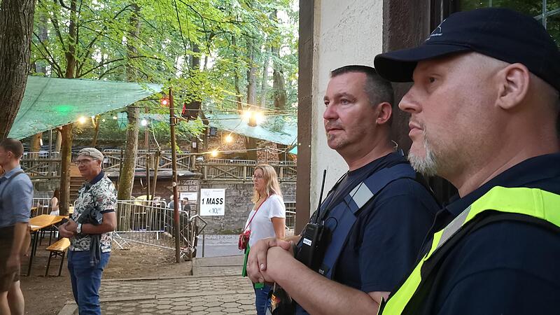Robert Engel (links) und Markus Walz (rechts) sorgen auch heuer wieder für Sicherheit auf dem Annafest.Forchheim & Fränkische Schweiz