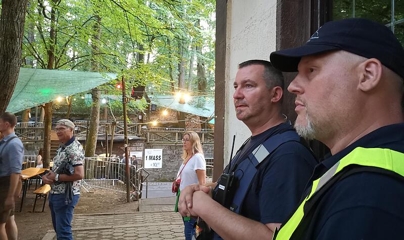 Robert Engel (links) und Markus Walz (rechts) sorgen auch heuer wieder für Sicherheit auf dem Annafest.Forchheim & Fränkische Schweiz Robert Engel (links) und Markus Walz (rechts) sorgen auch heuer wieder für Sicherheit auf dem Annafest.Forchheim & Fränkische Schweiz