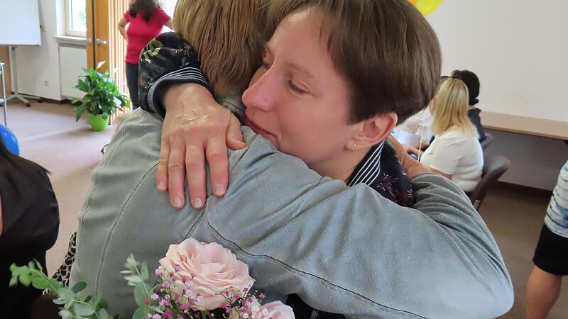 &bdquo;Vielen lieben Dank f&uuml;r alles" &ndash; Pflegeassistentin Sharapayeva umarmt Susanne D&ouml;tschel (Heimleitung des Azurit Seniorenzentrums Maximiliansh&ouml;he).