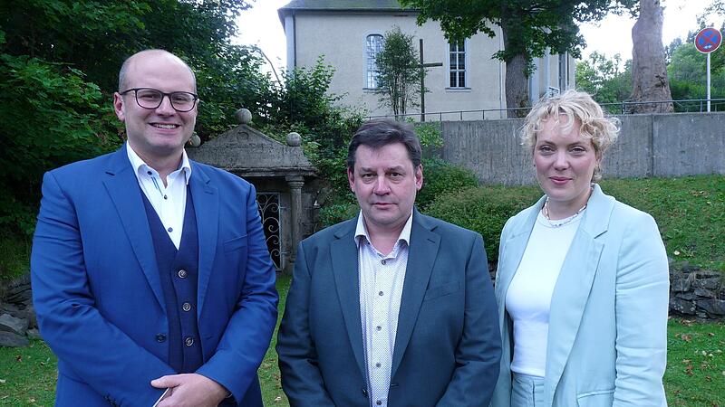 Michael Kaiser (Mitte) ist der gemeinsame B&uuml;rgermeisterkandidat von SPD und ZMT. Links Johannes G&uuml;ntsch, rechts Anika Kappelt.