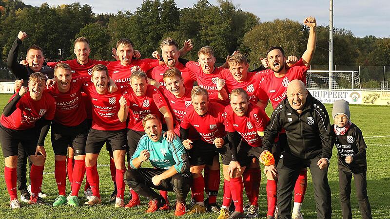 Ausgelassene Stimmung beim SV Pettstadt: Mit einem 3:0-Erfolg gegen den klassenh&ouml;heren FC Oberhaid holte sich der Kreisligist den Toto-Pokal-Sieg im Spielkreis Bamberg.