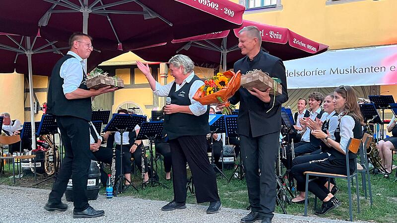 Dirigent J&uuml;rgen G&ouml;lz, Vorsitzende Heidi V&ouml;llner und Gastdirigent Clemens Vykydal waren f&uuml;r die perfekte Stimmung im Schlosshof in Adelsdorf verantwortlich.
