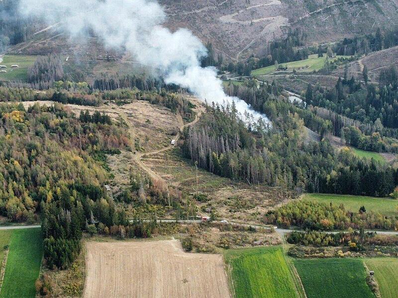 Nutzfeuer im Kreis Kronach breitet sich unkontrolliert auf Waldfl&auml;che aus
