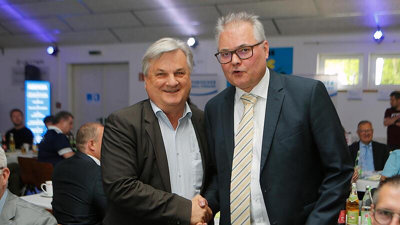 BFV-Vizepräsident Reinhold Baier (links) gratuliert Thomas Unger zur Wiederwahl als Bezirks-Vorsitzender. BFV-Vizepräsident Reinhold Baier (links) gratuliert Thomas Unger zur Wiederwahl als Bezirks-Vorsitzender.