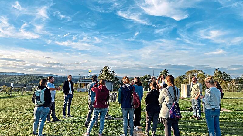 Hartmut Vierle (zweiter von links) und Marco Schmieg (dritter von links) zeigen verschiedene Messanlagen auf dem Messfeld des Deutschen Wetterdienstes.Franziska Leidner Hartmut Vierle (zweiter von links) und Marco Schmieg (dritter von links) zeigen verschiedene Messanlagen auf dem Messfeld des Deutschen Wetterdienstes.Franziska Leidner