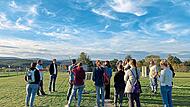 Hartmut Vierle (zweiter von links) und Marco Schmieg (dritter von links) zeigen verschiedene Messanlagen auf dem Messfeld des Deutschen Wetterdienstes.Franziska Leidner