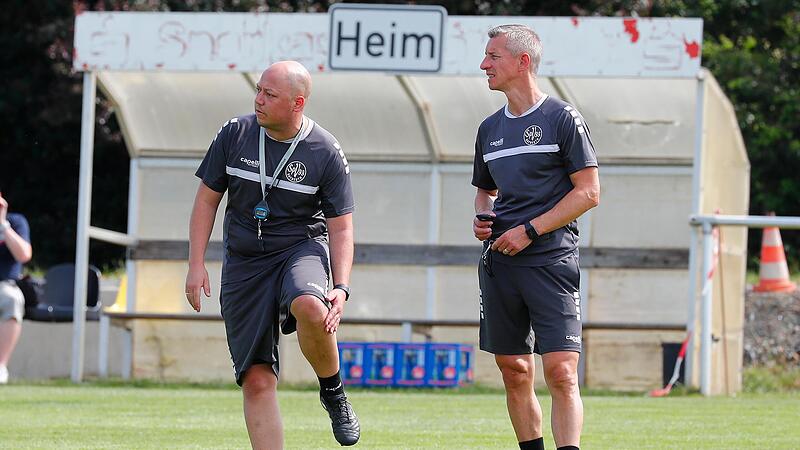 Lukas Kling (links) ist die Interimsnachfolge von Marek Mintal, der seinen Posten als Trainer des Traditionsvereins vorzeitig beendet hat.