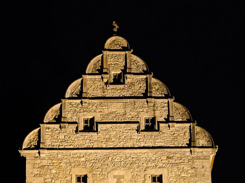 Ein Uhu auf der Spitze des Oberen Tors in M&uuml;nnerstadt