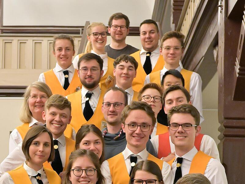Nach dem zweiten Konzert versammelte sich die gesamte Mannschaft der Stadtjugendkapelle  auf der Treppe – mit Musikern und Musikerinnen aus drei Orchestern.