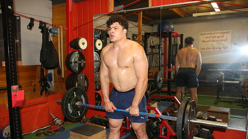 Schwitzen f&uuml;r Olympia: Merlin Hummel im Fitnessraum im Wurfzentrum Stadtsteinach.