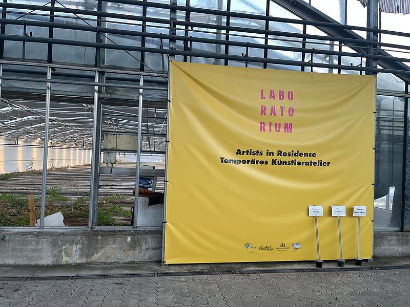 Präsentation der Arbeiten des Laboratoriums, bei dem drei Künstlerinnen im Verbinder des Treibhauses arbeiteten.Führung und Offenes Atelier Präsentation der Arbeiten des Laboratoriums, bei dem drei Künstlerinnen im Verbinder des Treibhauses arbeiteten.