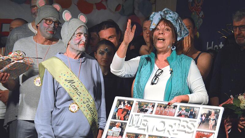 Gabi Hochrein verlieh Brigitte Bieber (links im Mäusekostüm)  liebevoll den Titel „Mama Fasching“.  Sie überreichte ihr eine Scherpe mit entsprechender Aufschrift sowie eine Collage mit Fotos ihrer legendären Auftritte.