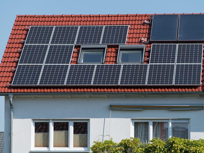 Wohnhaus mit Solarzellen für Photovoltaik auf Dach eines Hauses