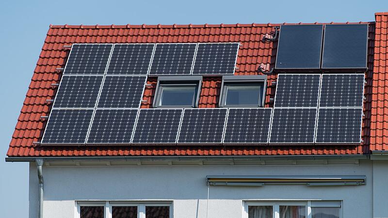 Wohnhaus mit Solarzellen für Photovoltaik auf Dach eines Hauses