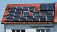 Wohnhaus mit Solarzellen für Photovoltaik auf Dach eines Hauses