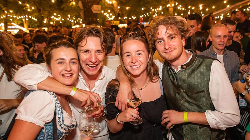Das Fränkische Weinfest in Volkach ist eröffnet! Partystimmung am Freitagabend mit den "Grumis".