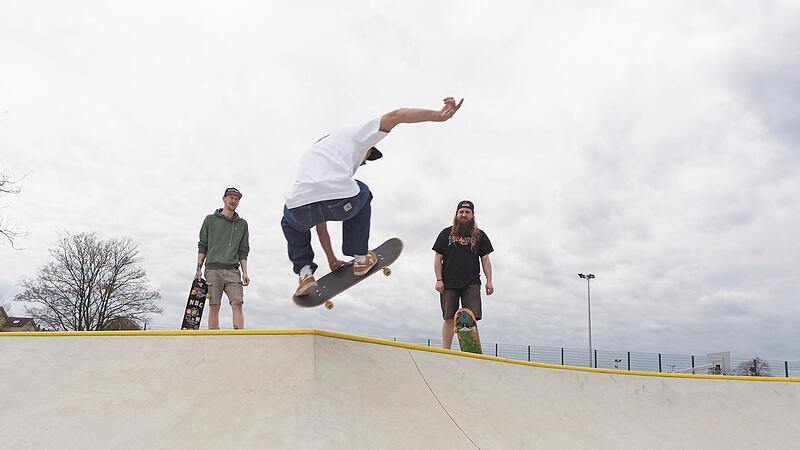 Lucky beim Indy Grab: Beim Indy Grab greift die Hand des hinteren Arms an die Boardkante, wo deine Zehen hingerichtet sind. Es gibt mehrere Variationen des Indy Grabs, etwa den Del Mar Indy oder den Indy Nosebone.