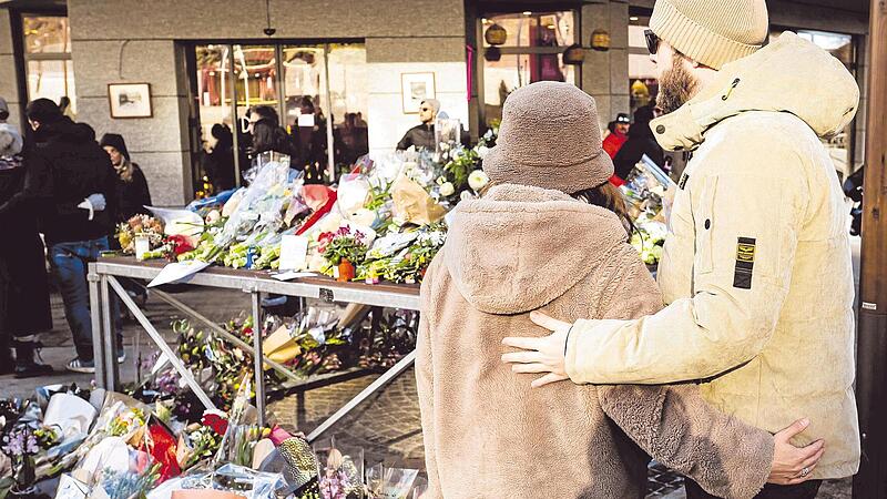 Junge Menschen trauern um Gleichaltrige: Mit Blumen und Kerzen erweisen sie den Opfern des Brandes in der Bar und Lounge Le Constellation die letzte Ehre.
