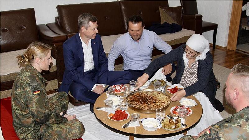 Ein albanisches Essen geh&ouml;rte zum Programm.