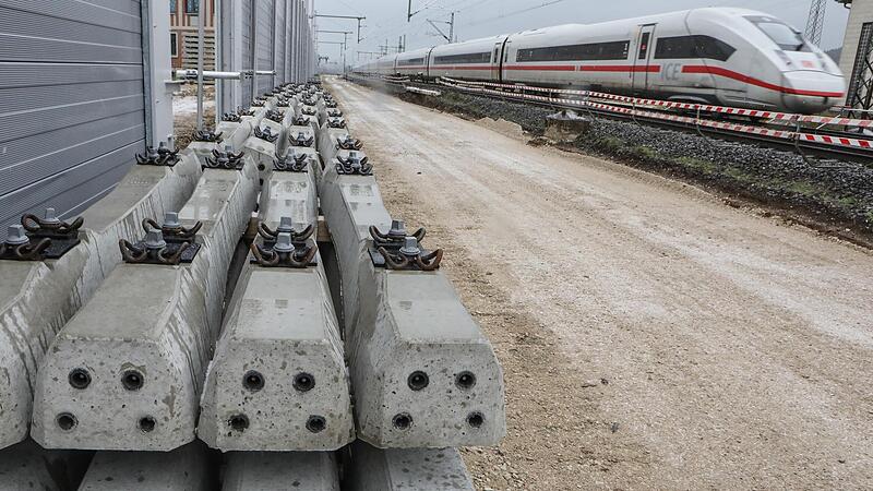Die Betonschwellen deuten bereits auf den bevorstehenden Gleisbau in Forchheim-Nord hin. Am 10. Februar soll es losgehen.Forchheim & Fr&auml;nkische Schweiz