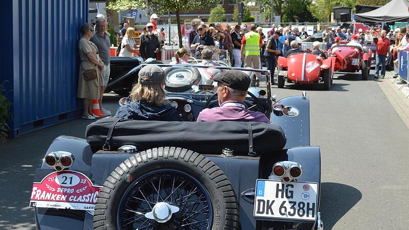Zahlreiche Schaulustige s&auml;umten am Freitag die Stra&szlig;en rund um das Kurtheater in Bad Kissingen, um zu sehen, wie die Oldtimer sich zum Start f&uuml;r den Prolog sammelten.
