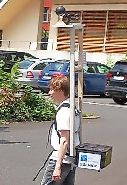 Mit einem selbst entwickelten Messrucksack waren die Sch&uuml;ler des Jack-Steinberger-Gymnasiums unterwegs.