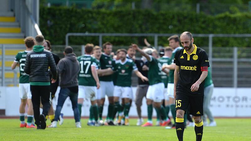SpVgg-Kapitän Anton Makarenko geht nach der 0:4-Niederlage enttäuscht vom Platz, während die Schweinfurter jubeln durften. Die Unterfranken sind Meister der Regionalliga Bayern. SpVgg-Kapitän Anton Makarenko geht nach der 0:4-Niederlage enttäuscht vom Platz, während die Schweinfurter jubeln durften. Die Unterfranken sind Meister der Regionalliga Bayern.