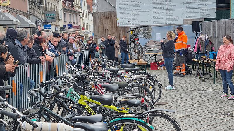 Viele Interessierte kamen zur Fundfahrrad-Versteigerung an den Rathausplatz.