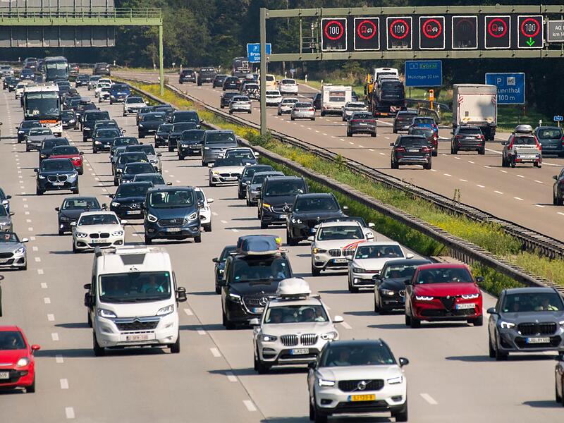 Weg übers Wochenende? Diese Zeiten sollten Autofahrer meiden Weg übers Wochenende? Diese Zeiten sollten Autofahrer meiden