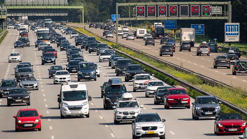 Weg übers Wochenende? Diese Zeiten sollten Autofahrer meiden Weg übers Wochenende? Diese Zeiten sollten Autofahrer meiden